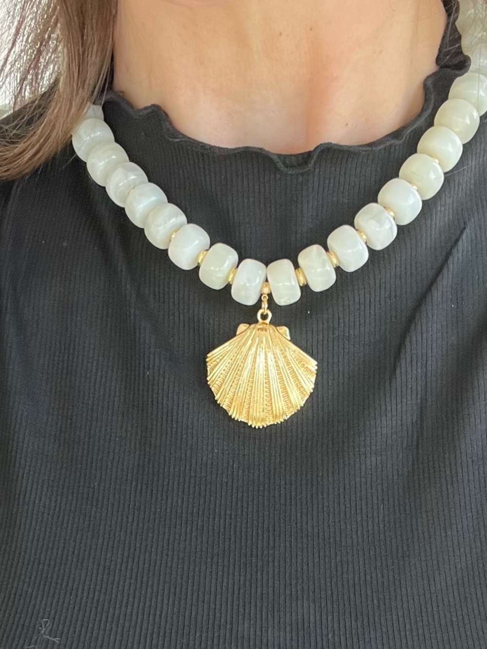 New Gold Shell Pendant Necklace with White Beads